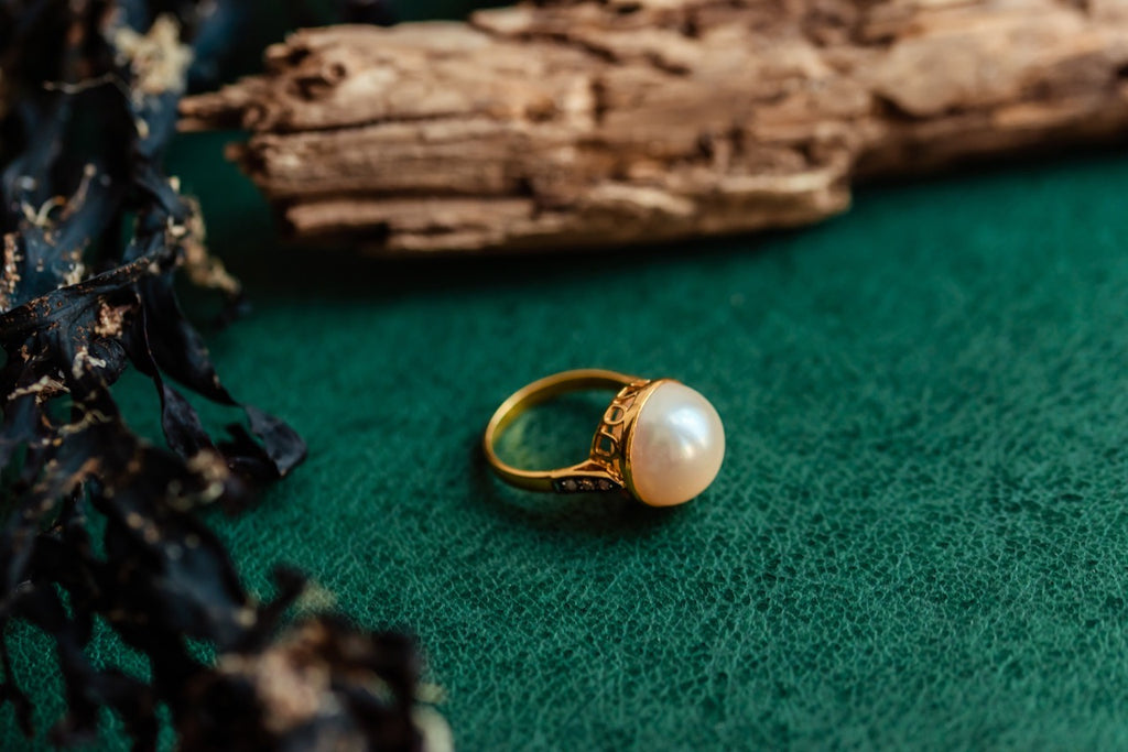 Gold ring with Pearl and Diamonds