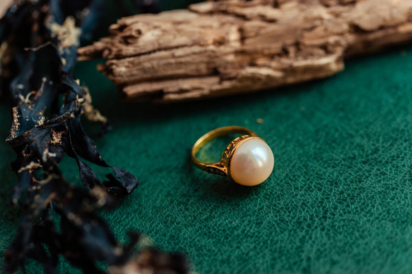 Gold ring with Pearl and Diamonds