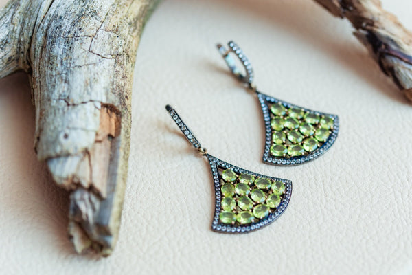 Silver 925 and gold details Earrings with Peridot and white topazes.